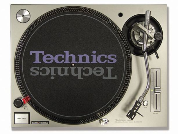 Tornamesa Technics y CDJ Pioneer